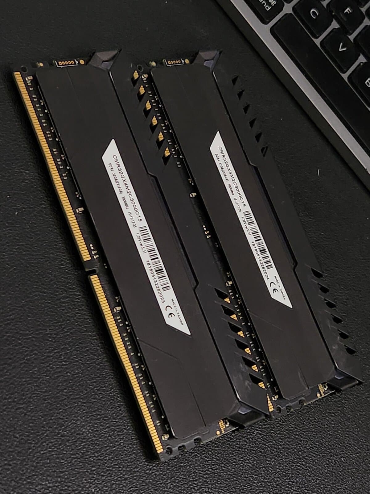 Corsair Vengeance LED 32GB (2x16GB) DDR4-2666 CL16